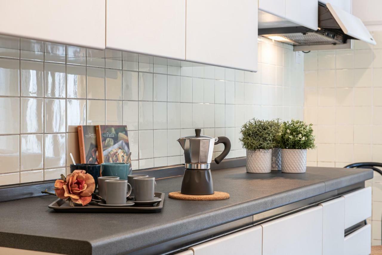 Apartmán Joivy Sophisticated 3-Bed Flat With Desk Milán Exteriér fotografie