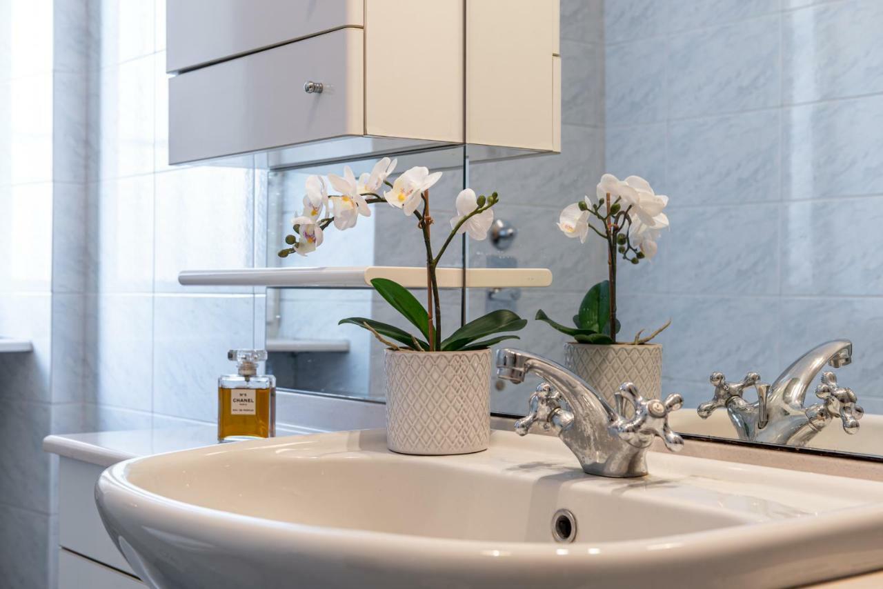 Apartmán Joivy Sophisticated 3-Bed Flat With Desk Milán Exteriér fotografie