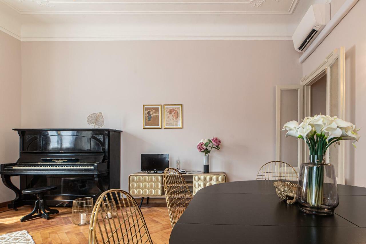 Apartmán Joivy Sophisticated 3-Bed Flat With Desk Milán Exteriér fotografie